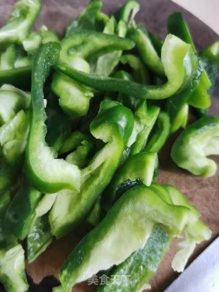 灯笼椒洋葱炒肉片步骤1 灯笼椒洋葱炒肉片步骤1