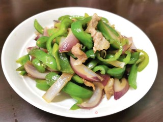 灯笼椒洋葱炒肉片步骤6 灯笼椒洋葱炒肉片步骤6