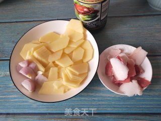 毛葱土豆片炒肉步骤1