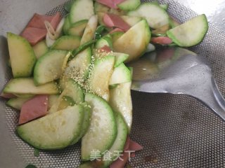 西葫芦炒香肠鸡蛋步骤5