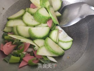 西葫芦炒香肠鸡蛋步骤3