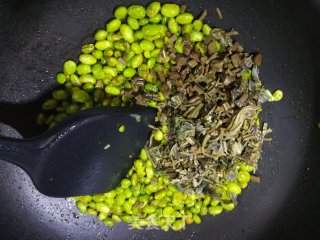 香椿炒毛豆米步骤5