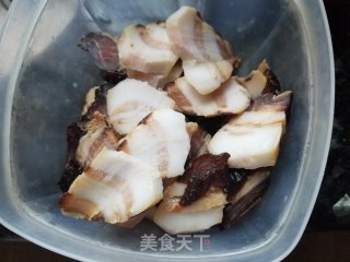 腊肉炒榨菜步骤2