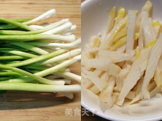 螺狮这样做不用“嘬”～韭菜炒螺狮肉步骤3