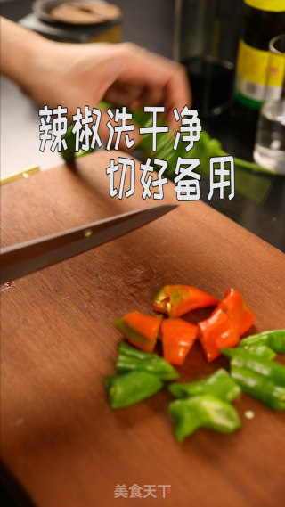 家常菜：辣椒炒荷包蛋~步骤1