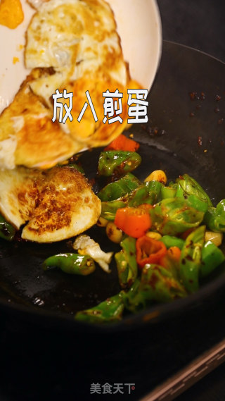 家常菜：辣椒炒荷包蛋~步骤8