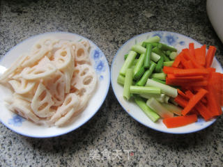 胡萝卜蒜薹炒莲藕步骤1