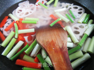 胡萝卜蒜薹炒莲藕步骤2