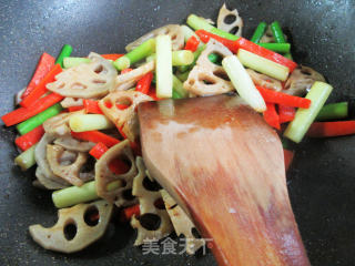 胡萝卜蒜薹炒莲藕步骤7