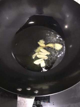 青椒炒培根肉步骤1