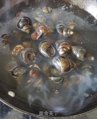 韭菜炒田螺肉步骤1