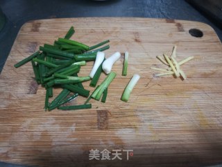 香葱煸蚕豆步骤1