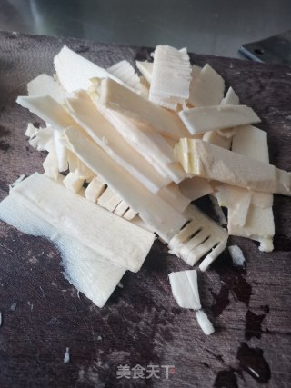 蚕豆春笋炒咸肉步骤1