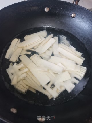 蚕豆春笋炒咸肉步骤5