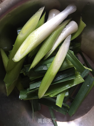 贡丸炒蒜苗步骤4
