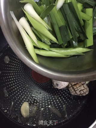 贡丸炒蒜苗步骤6