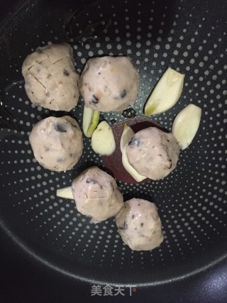 贡丸炒蒜苗步骤5