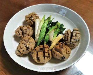贡丸炒蒜苗步骤8