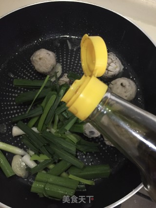贡丸炒蒜苗步骤7