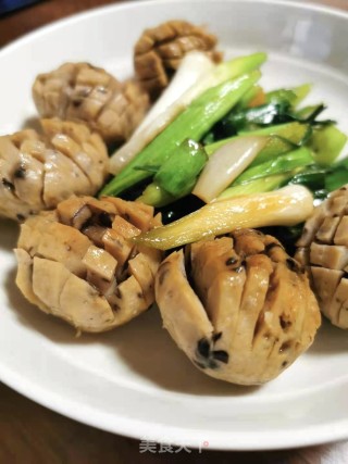 贡丸炒蒜苗步骤9