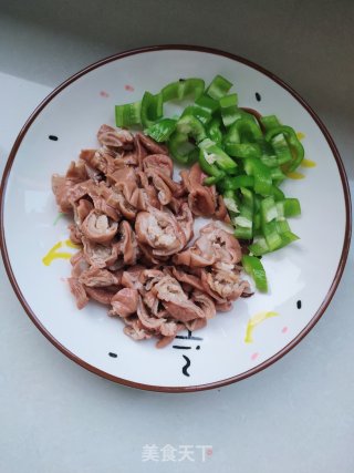 辣椒炒肥肠步骤2