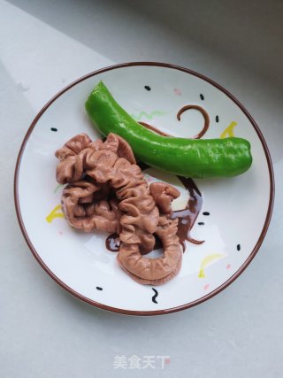 辣椒炒肥肠步骤1
