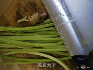鸭肉炒芹菜步骤2