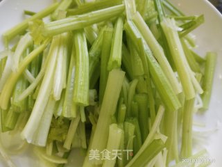 鸭肉炒芹菜步骤4