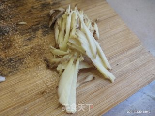 鸭肉炒芹菜步骤5