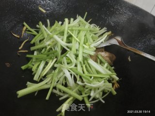 鸭肉炒芹菜步骤9