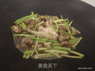 鸭肉炒芹菜步骤11
