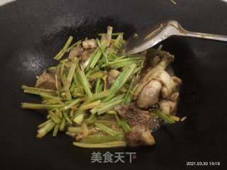 鸭肉炒芹菜步骤12