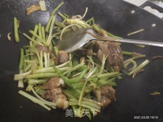 鸭肉炒芹菜步骤10