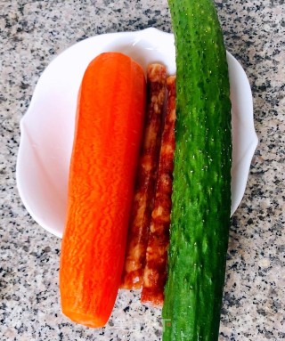 黄瓜胡萝卜炒腊肠步骤1