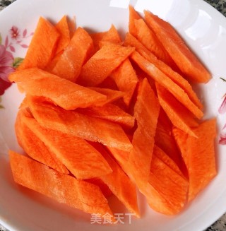 黄瓜胡萝卜炒腊肠步骤2