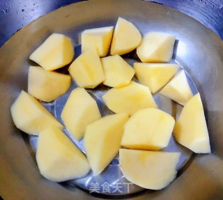 杏鲍菇土豆胡萝卜炖鸡腿步骤2