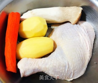 杏鲍菇土豆胡萝卜炖鸡腿步骤1