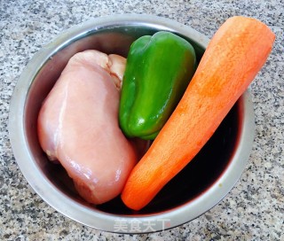 青椒胡萝卜炒鸡丁步骤1