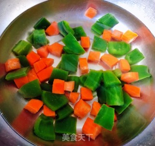 青椒胡萝卜炒鸡丁步骤7