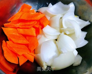 洋葱香菇胡萝卜炒土豆片步骤4