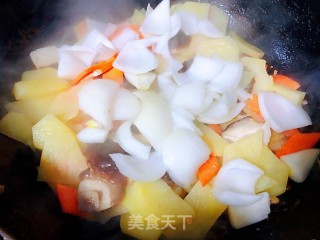 洋葱香菇胡萝卜炒土豆片步骤8