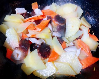 洋葱香菇胡萝卜炒土豆片步骤7