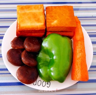 青椒胡萝卜香菇炒豆干步骤1