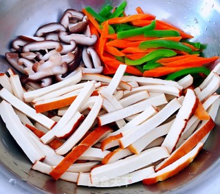 青椒胡萝卜香菇炒豆干步骤5