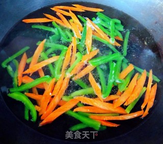 青椒胡萝卜香菇炒豆干步骤4