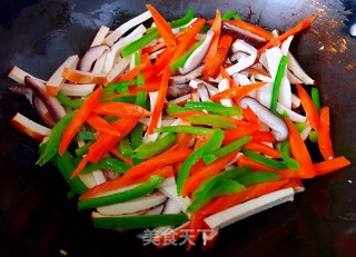 青椒胡萝卜香菇炒豆干步骤8