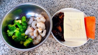 西兰花虾仁木耳炖豆腐步骤1