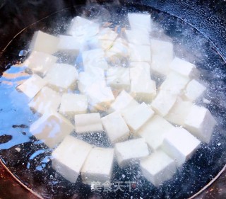 西兰花虾仁木耳炖豆腐步骤2