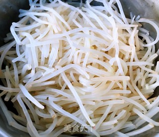 绿豆芽韭菜胡萝卜炒肉丝步骤3 绿豆芽韭菜胡萝卜炒肉丝步骤3