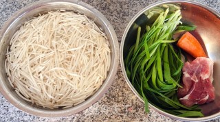 绿豆芽韭菜胡萝卜炒肉丝步骤1 绿豆芽韭菜胡萝卜炒肉丝步骤1